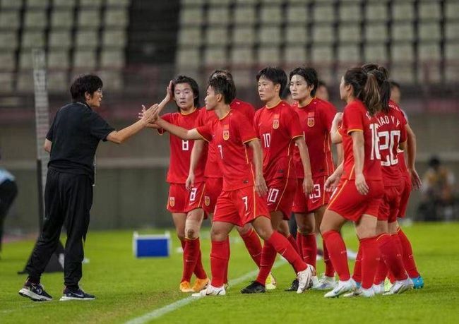 萧初然抬起头，轻声说道：叶辰，我在这里谈正事，你先回去吧。